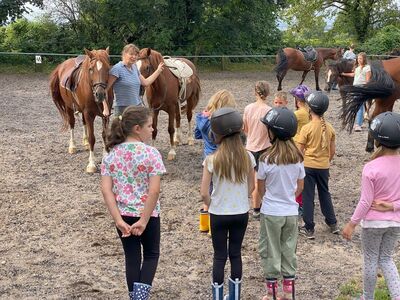 Kinder dürfen reiten nach Einweisung auf dem Reitplatz