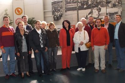 Gruppenfoto im Motor-Sport-Museum